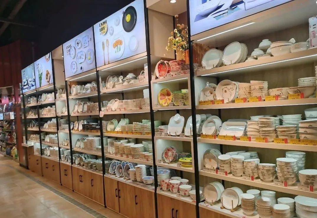 从胖东来非食陈列中学习 日用百货——拖鞋的陈列艺术与经营智慧